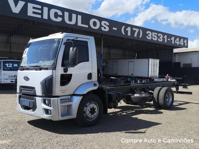 Ford Cargo 1317 2011/2012 à venda em Catanduva